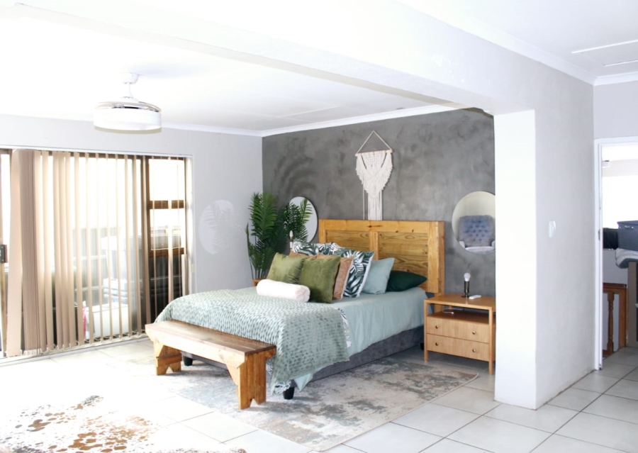 5 Bedroom Property for Sale in Wavecrest Eastern Cape